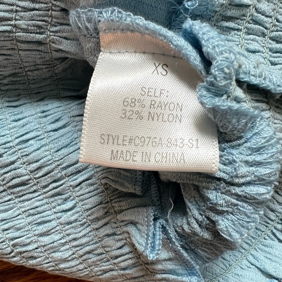 SOLD NEW NWT Francesca’s Blue Rain Chambray Smocked Cropped Long Sleeve Top XS - Picture 8 of 8